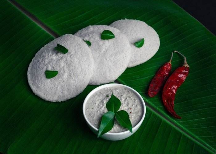idly with coconut chutney