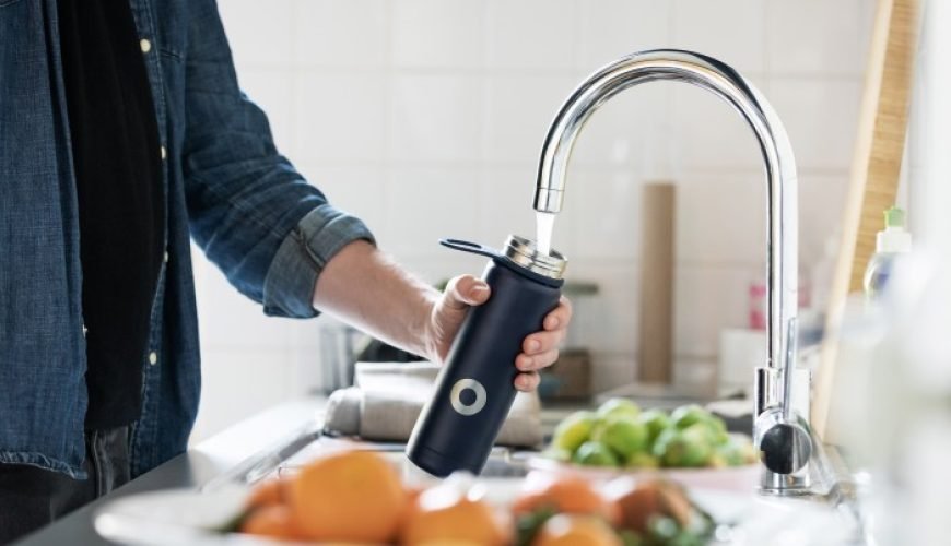 a man filled his flask with tap water